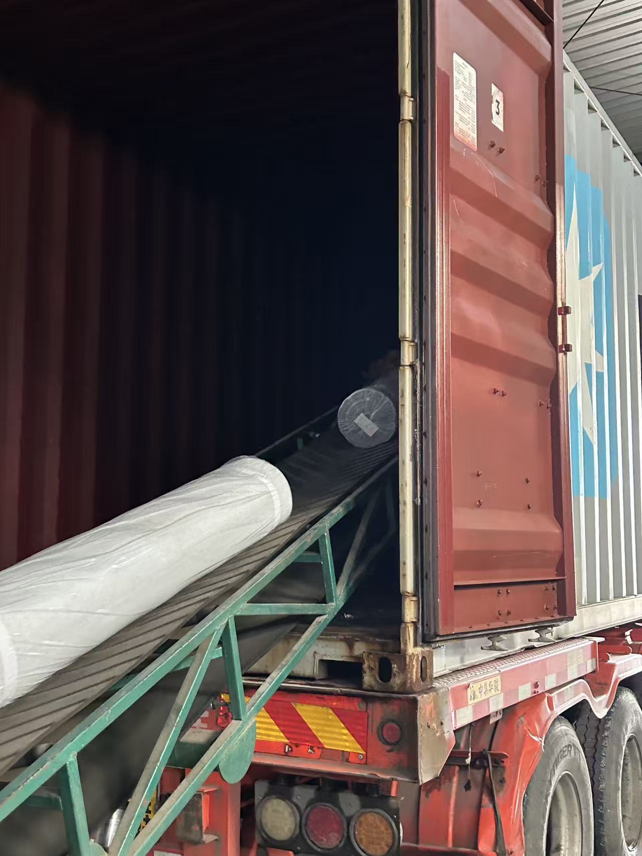 The process of filling containers with synthetic leather